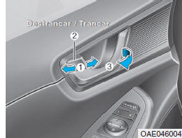 Com o botão de bloqueio das portas