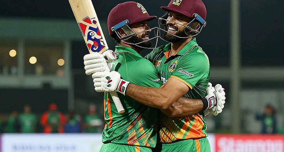 যে বলটা উঠেছিল, কিন্তু কারও হাতে নামেনি