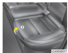 Para rebater o assento e as costas do banco traseiro (5 portas e carrinha)