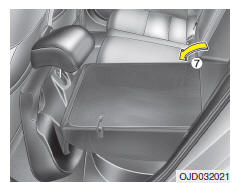 Para rebater o assento e as costas do banco traseiro (5 portas e carrinha)