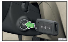 Fig. 229 Arranque do motor - Pressione o botão com a chave